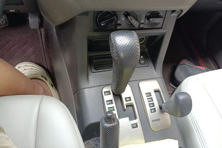 Used Mitsubishi Pajero 2008 V73 3.0L AT GLX Gear Lever
