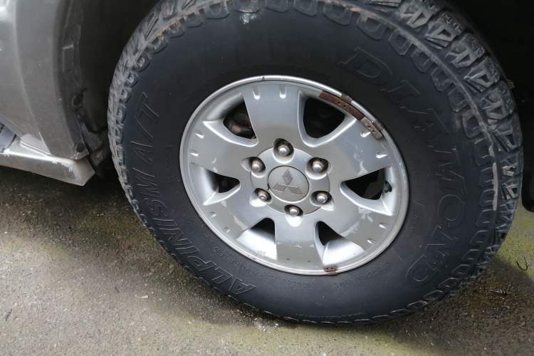Used Mitsubishi Pajero 2008 V73 3.0L MT GLX Right Front Wheel Hub