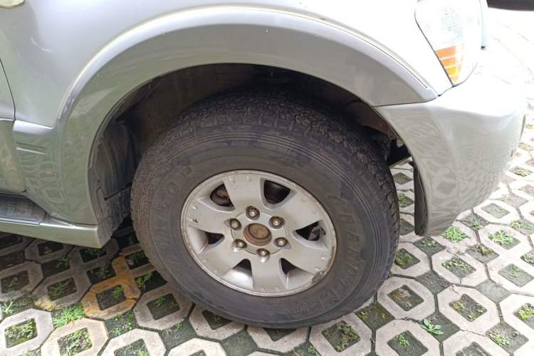 Used Mitsubishi Pajero 2008 V73 3.0L AT GLX Right Front Wheel Hub