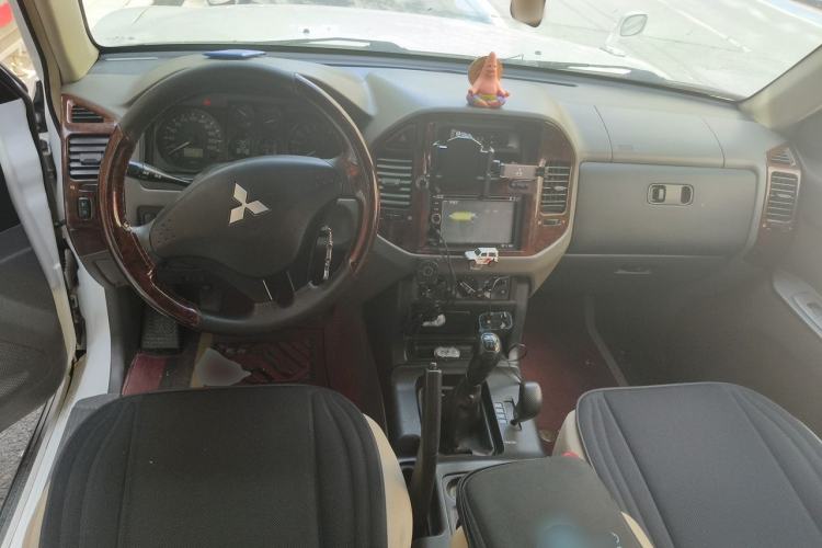 Used Mitsubishi Pajero 2008 V73 3.0L MT GL Center Console