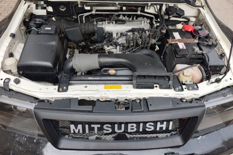 Used Mitsubishi Pajero 2008 V73 3.0L MT GL Engine Bay