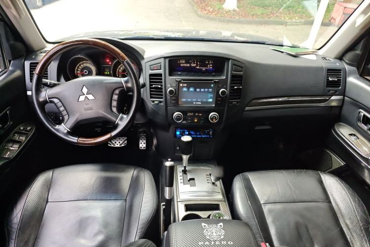 Used Mitsubishi Pajero 2009 3.8L 5-Door Premium Edition Center Console