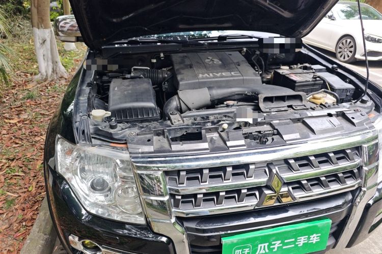 Used Mitsubishi Pajero 2009 3.8L 5-Door Premium Edition Engine Bay Right