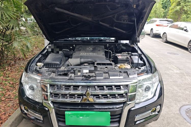 Used Mitsubishi Pajero 2009 3.8L 5-Door Premium Edition Engine Bay