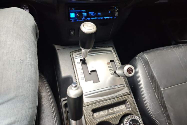 Used Mitsubishi Pajero 2009 3.8L 5-Door Premium Edition Gear Lever