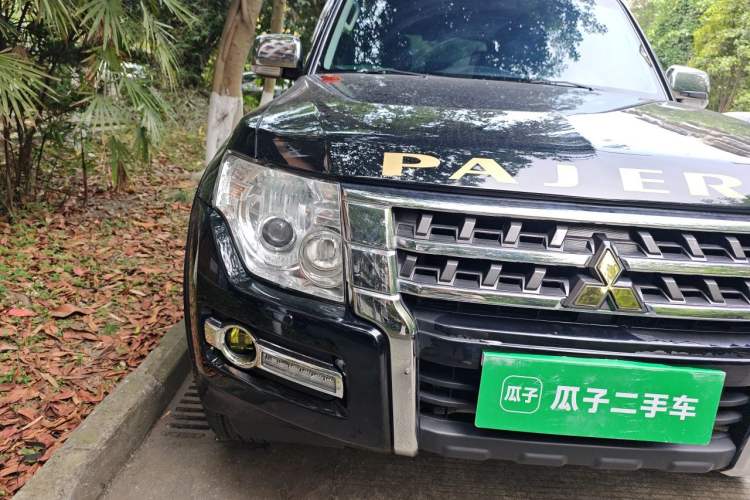 Used Mitsubishi Pajero 2009 3.8L 5-Door Premium Edition Right Front Headlight