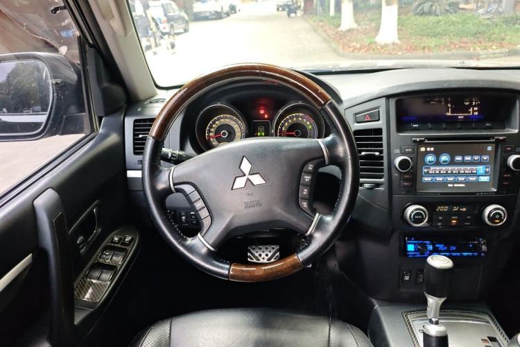 Used Mitsubishi Pajero 2009 3.8L 5-Door Premium Edition Steering Wheel