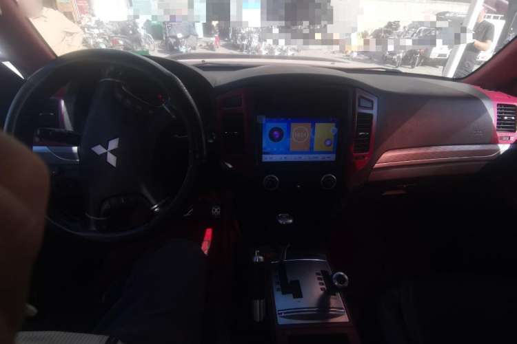 Used Mitsubishi Pajero 2009 3.8L 3-Door Cool Edition Center Console