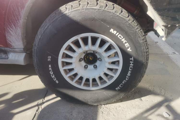 Used Mitsubishi Pajero 2009 3.8L 3-Door Cool Edition Right Front Wheel Hub