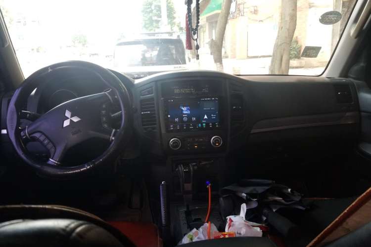 Used Mitsubishi Pajero 2010 3.0L Automatic Elite Edition Center Console