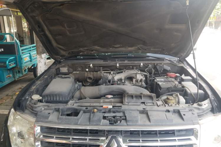 Used Mitsubishi Pajero 2010 3.0L Automatic Elite Edition Engine Bay