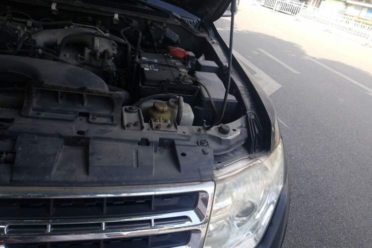 Used Mitsubishi Pajero 2010 3.0L Automatic Elite Edition Engine Bay Left