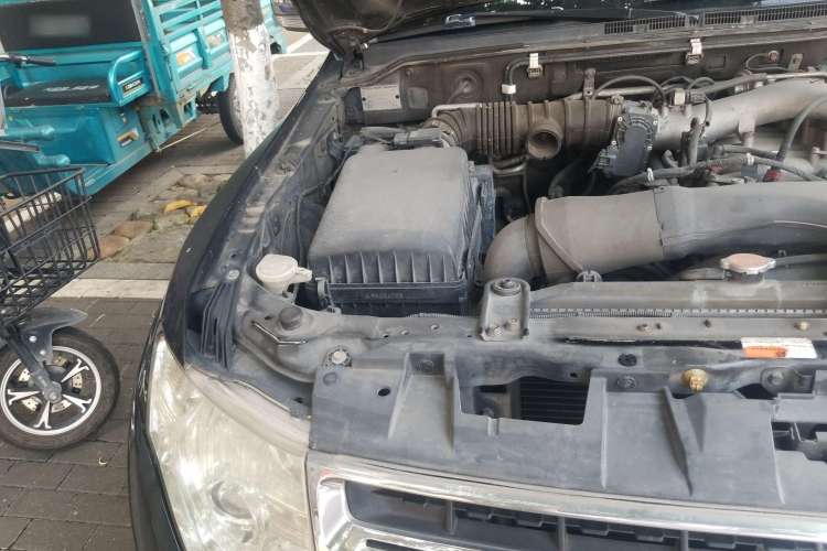 Used Mitsubishi Pajero 2010 3.0L Automatic Elite Edition Engine Bay Right