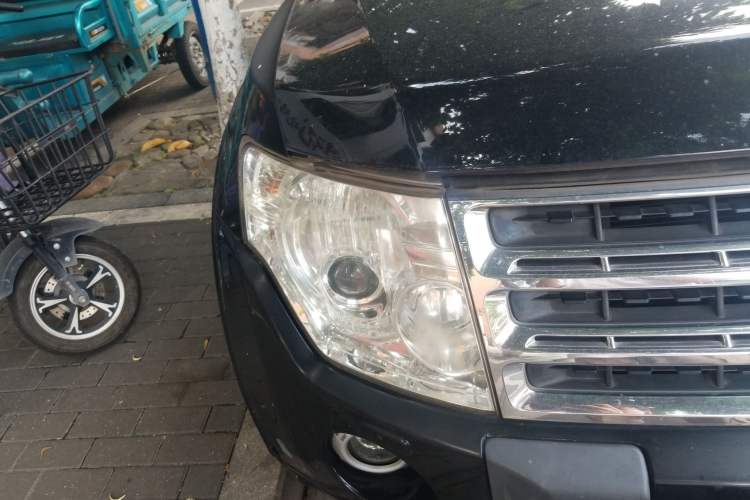 Used Mitsubishi Pajero 2010 3.0L Automatic Elite Edition Right Front Headlight