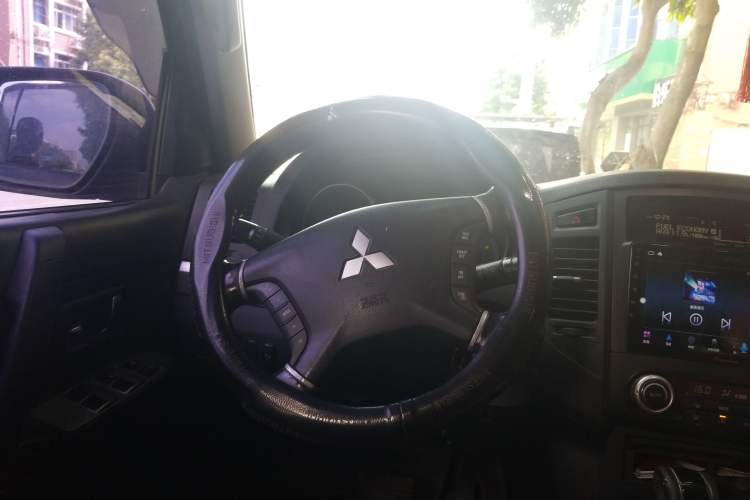 Used Mitsubishi Pajero 2010 3.0L Automatic Elite Edition Steering Wheel