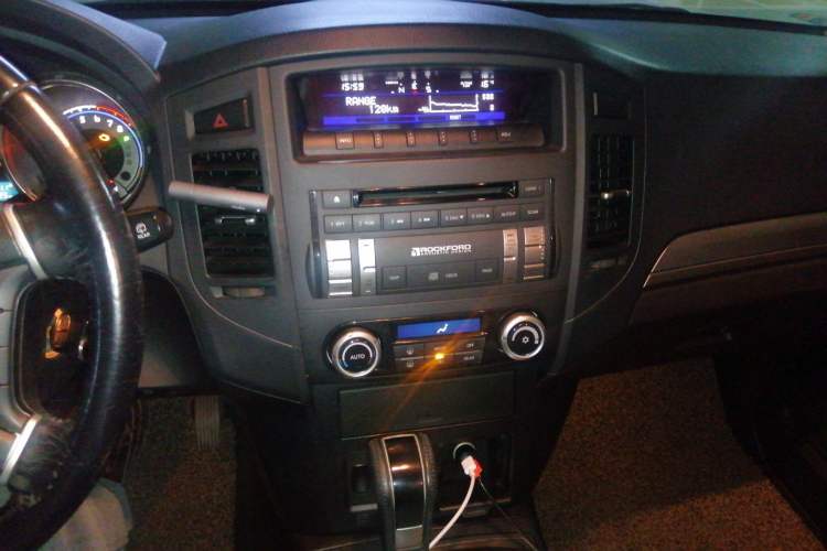 Used Mitsubishi Pajero 2010 3.0L Automatic Elite Edition Audio And AC Panel
