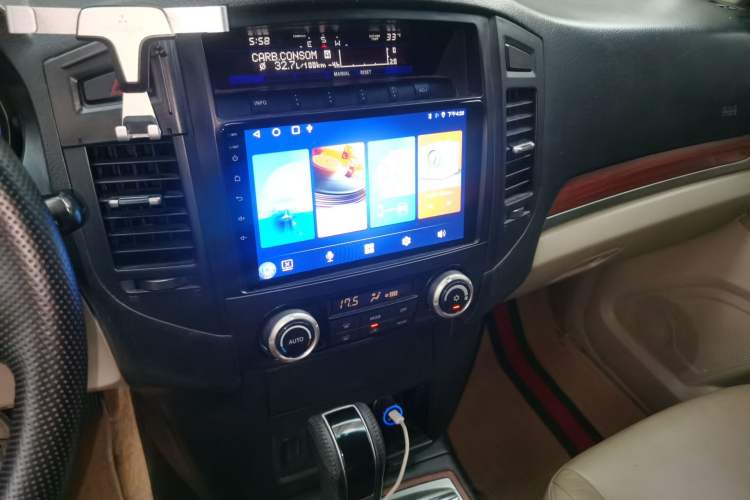 Used Mitsubishi Pajero 2010 3.0L Automatic Elite Edition Audio And AC Panel