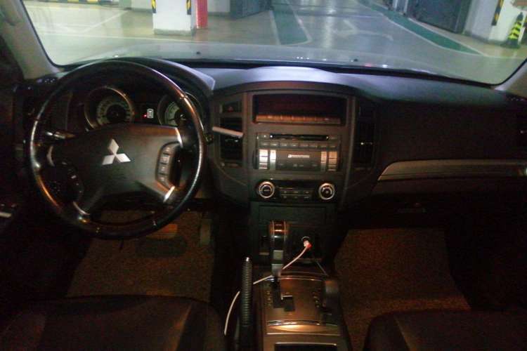 Used Mitsubishi Pajero 2010 3.0L Automatic Elite Edition Center Console