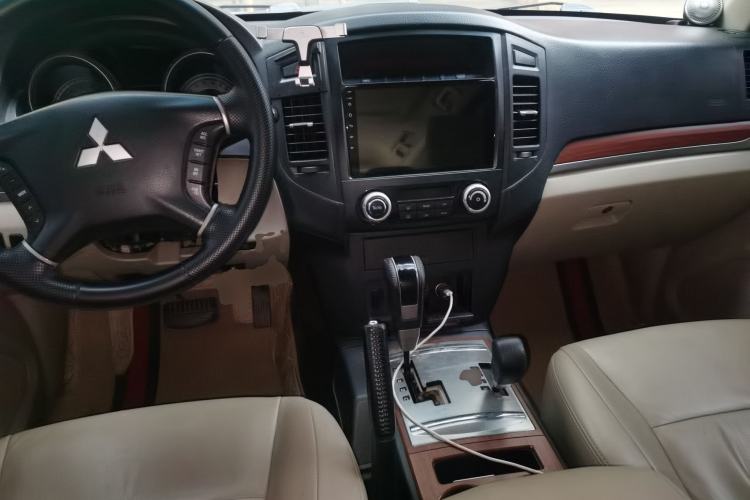 Used Mitsubishi Pajero 2010 3.0L Automatic Elite Edition Center Console