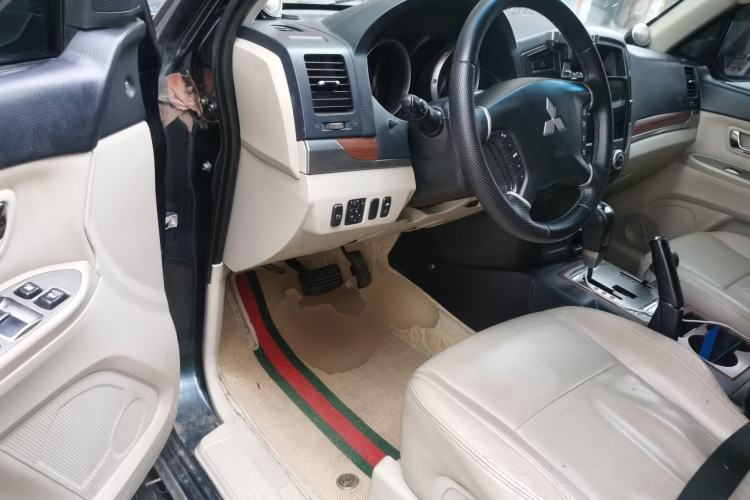 Used Mitsubishi Pajero 2010 3.0L Automatic Elite Edition Driver Seat