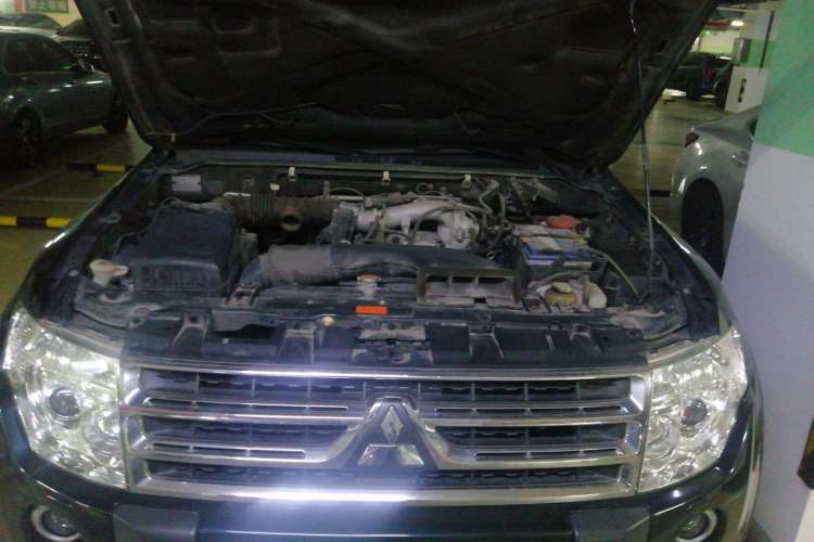 Used Mitsubishi Pajero 2010 3.0L Automatic Elite Edition Engine Bay