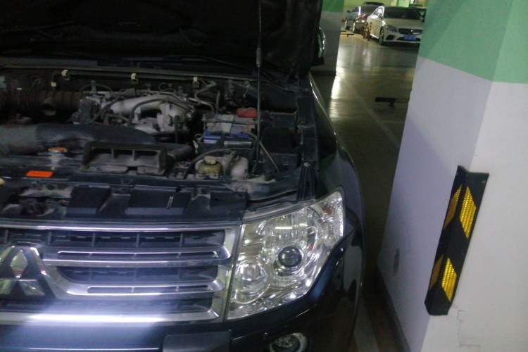 Used Mitsubishi Pajero 2010 3.0L Automatic Elite Edition Engine Bay Left