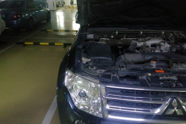 Used Mitsubishi Pajero 2010 3.0L Automatic Elite Edition Engine Bay Right