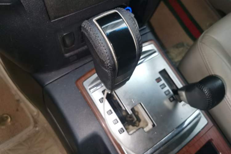 Used Mitsubishi Pajero 2010 3.0L Automatic Elite Edition Gear Lever