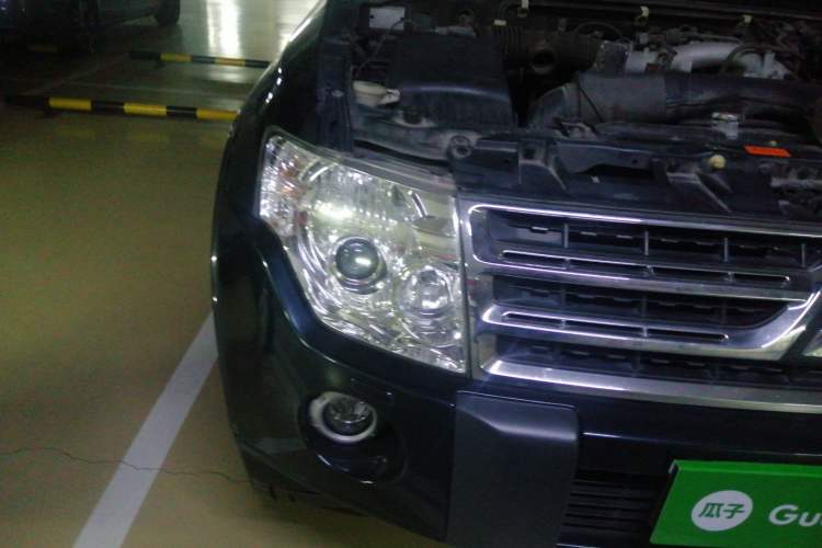 Used Mitsubishi Pajero 2010 3.0L Automatic Elite Edition Right Front Headlight