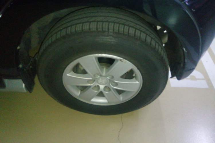 Used Mitsubishi Pajero 2010 3.0L Automatic Elite Edition Right Front Wheel Hub