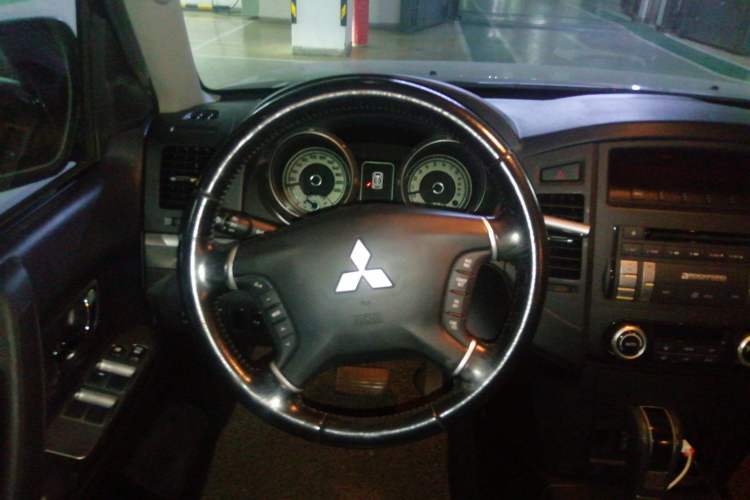 Used Mitsubishi Pajero 2010 3.0L Automatic Elite Edition Steering Wheel