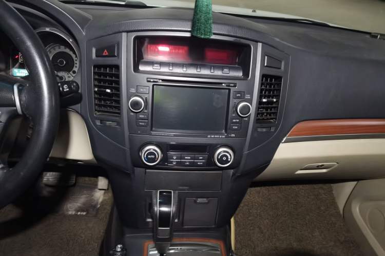 Used Mitsubishi Pajero 2010 3.0L Automatic Elite Edition Audio And AC Panel