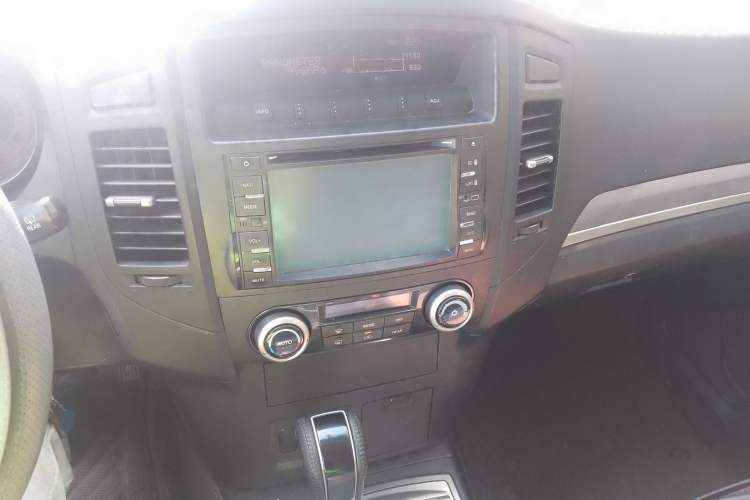 Used Mitsubishi Pajero 2010 3.0L Automatic Elite Edition Audio And AC Panel