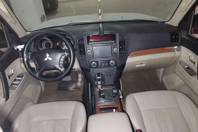 Used Mitsubishi Pajero 2010 3.0L Automatic Elite Edition Center Console