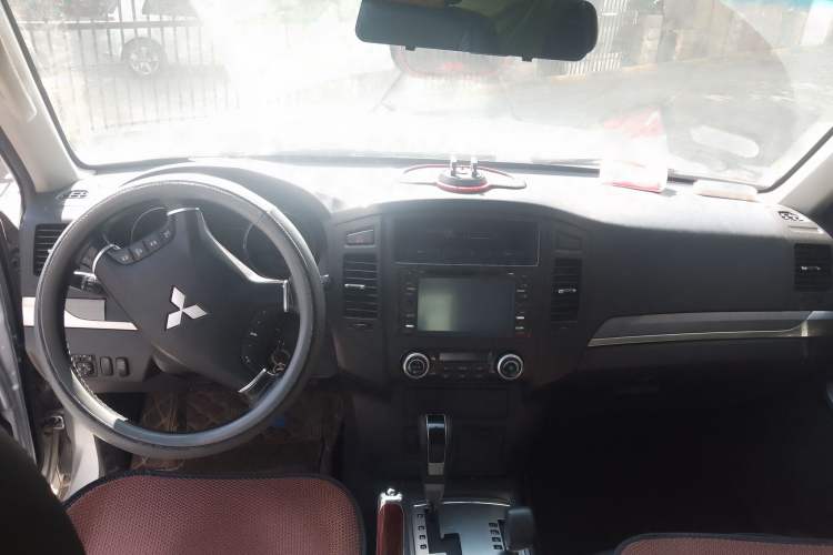 Used Mitsubishi Pajero 2010 3.0L Automatic Elite Edition Center Console
