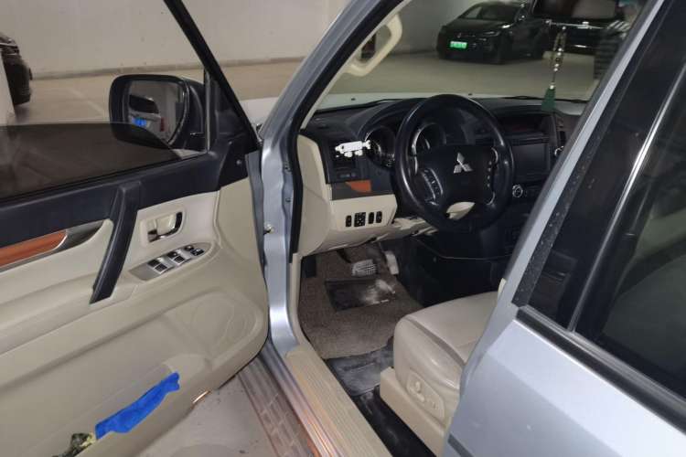 Used Mitsubishi Pajero 2010 3.0L Automatic Elite Edition Driver Seat