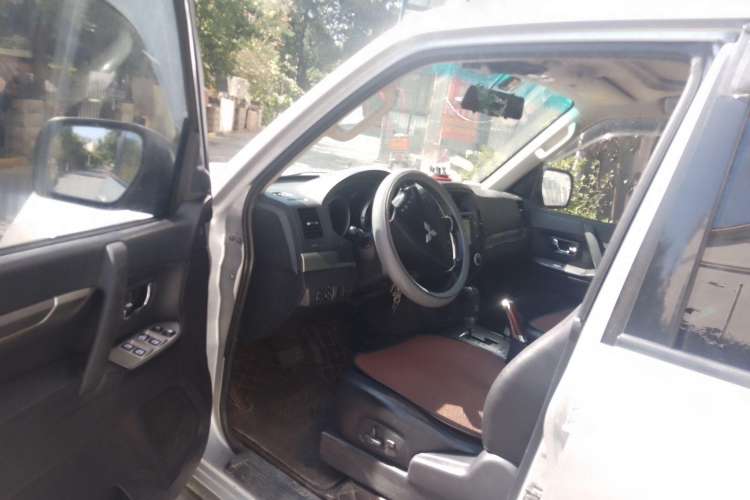 Used Mitsubishi Pajero 2010 3.0L Automatic Elite Edition Driver Seat