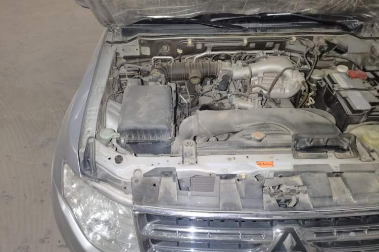 Used Mitsubishi Pajero 2010 3.0L Automatic Elite Edition Engine Bay Right
