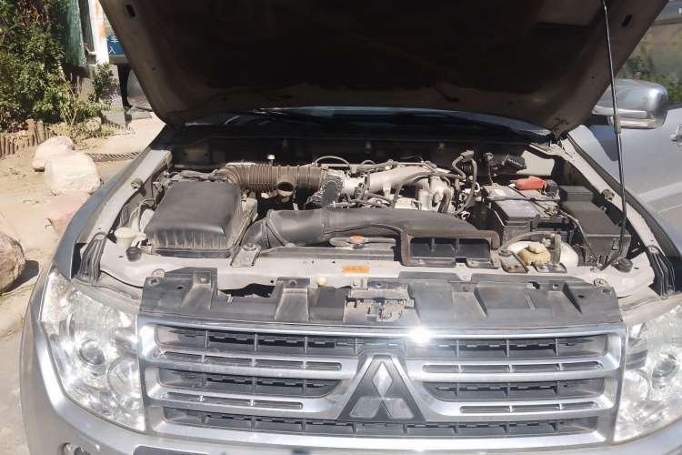 Used Mitsubishi Pajero 2010 3.0L Automatic Elite Edition Engine Bay