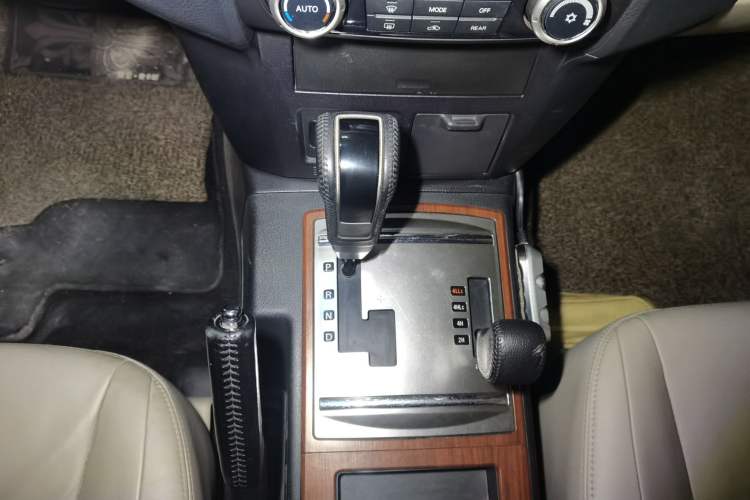 Used Mitsubishi Pajero 2010 3.0L Automatic Elite Edition Gear Lever