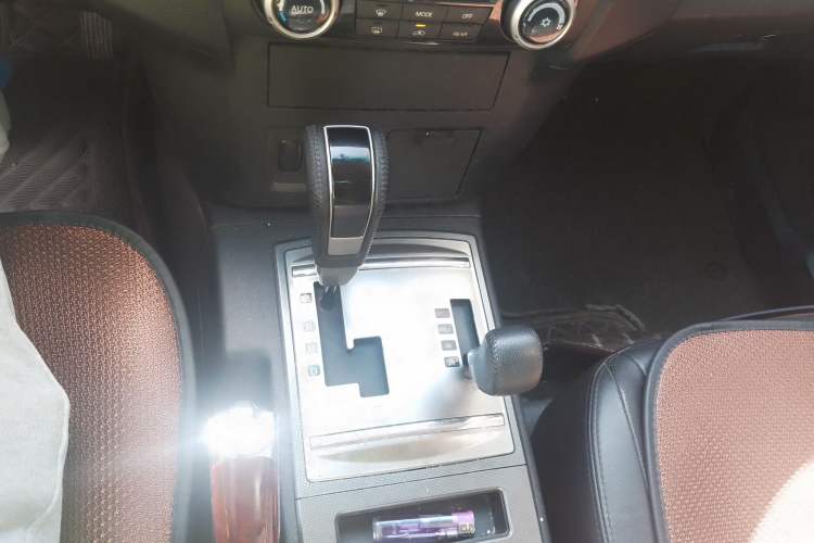 Used Mitsubishi Pajero 2010 3.0L Automatic Elite Edition Gear Lever
