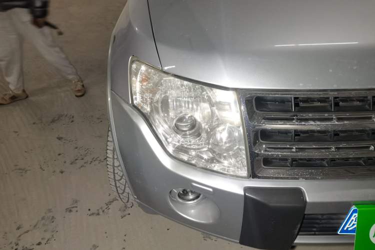 Used Mitsubishi Pajero 2010 3.0L Automatic Elite Edition Right Front Headlight