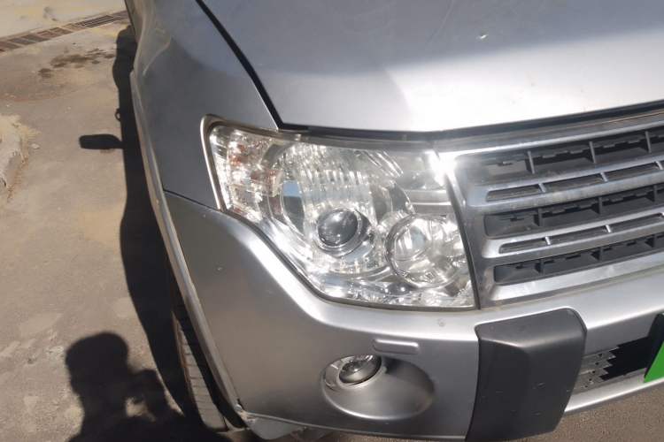 Used Mitsubishi Pajero 2010 3.0L Automatic Elite Edition Right Front Headlight