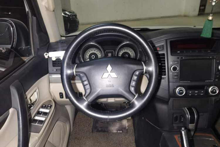 Used Mitsubishi Pajero 2010 3.0L Automatic Elite Edition Steering Wheel