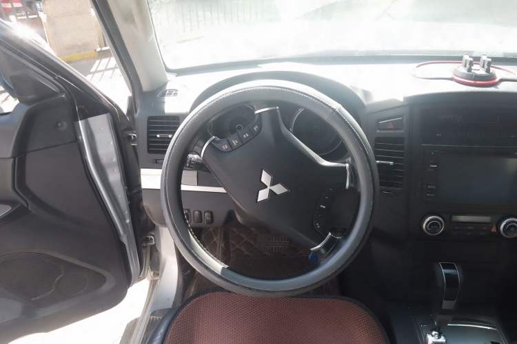 Used Mitsubishi Pajero 2010 3.0L Automatic Elite Edition Steering Wheel