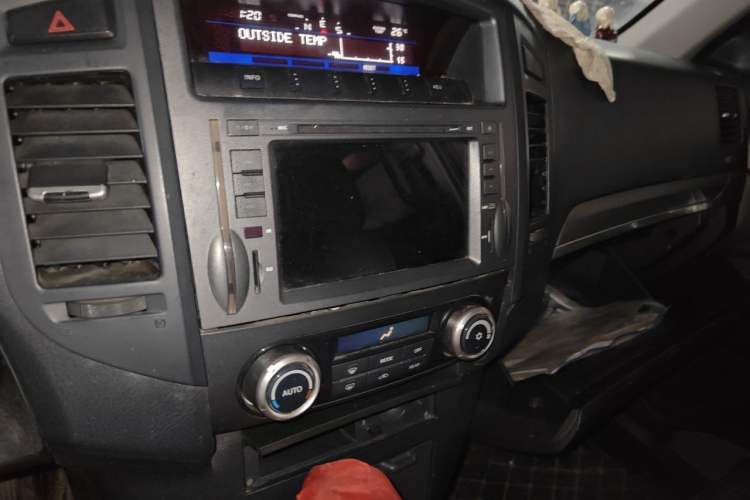 Used Mitsubishi Pajero 2011 3.0L Elite Edition Audio And AC Panel
