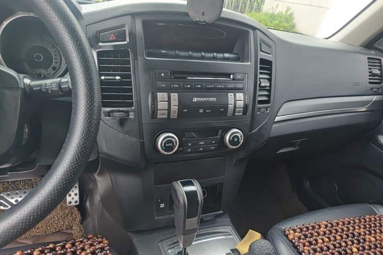 Used Mitsubishi Pajero 2011 3.8L Premium Edition Audio And AC Panel