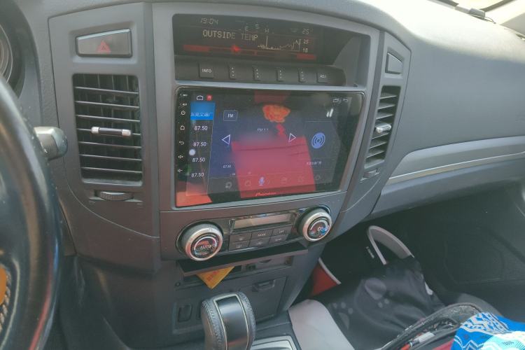 Used Mitsubishi Pajero 2011 3.0L Elite Edition Audio And AC Panel