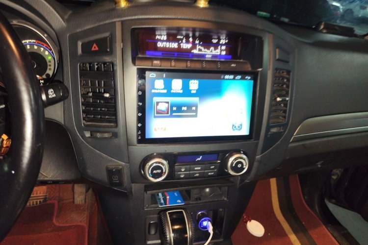 Used Mitsubishi Pajero 2011 3.0L Elite Edition Audio And AC Panel