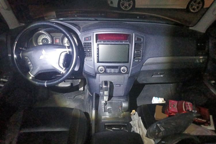 Used Mitsubishi Pajero 2011 3.0L Elite Edition Center Console